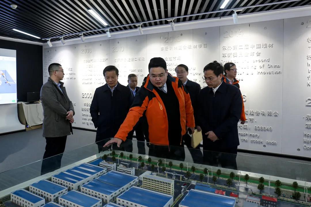 沂南縣縣委侯占夫書(shū)記一行蒞臨東岳機械調研工作